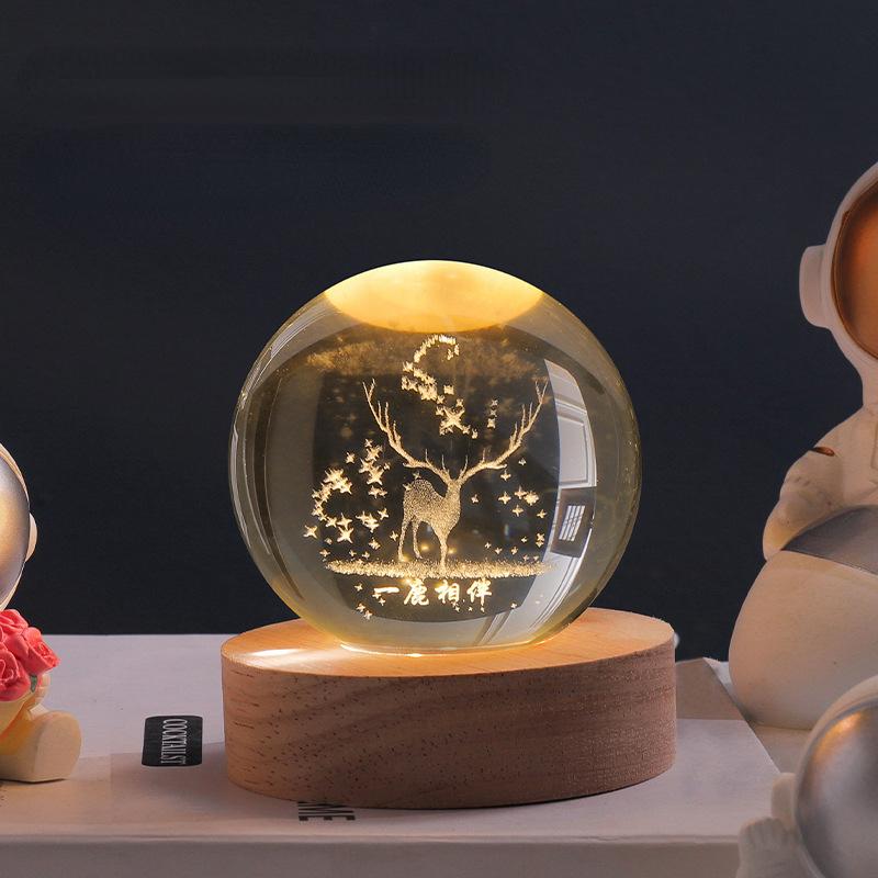 Krystalkugle Lampe med 3D Lys og Elegant Træbase