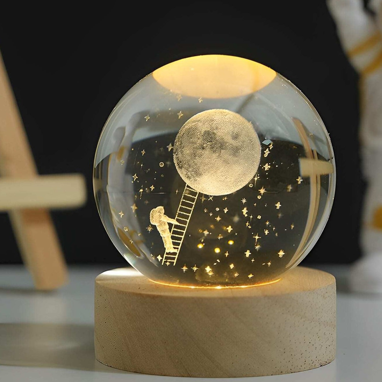 Krystalkugle Lampe med 3D Lys og Elegant Træbase