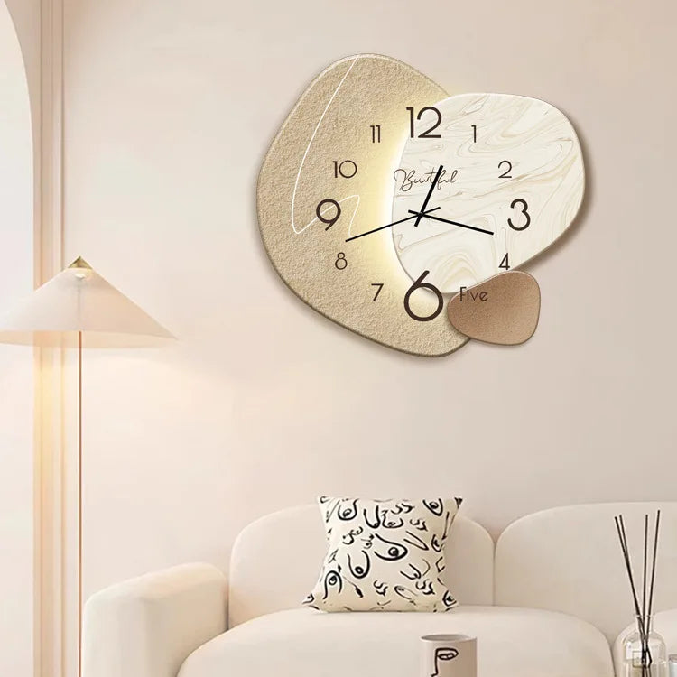 Elegant Vægur med Stilfuldt Design for Moderne Indretning