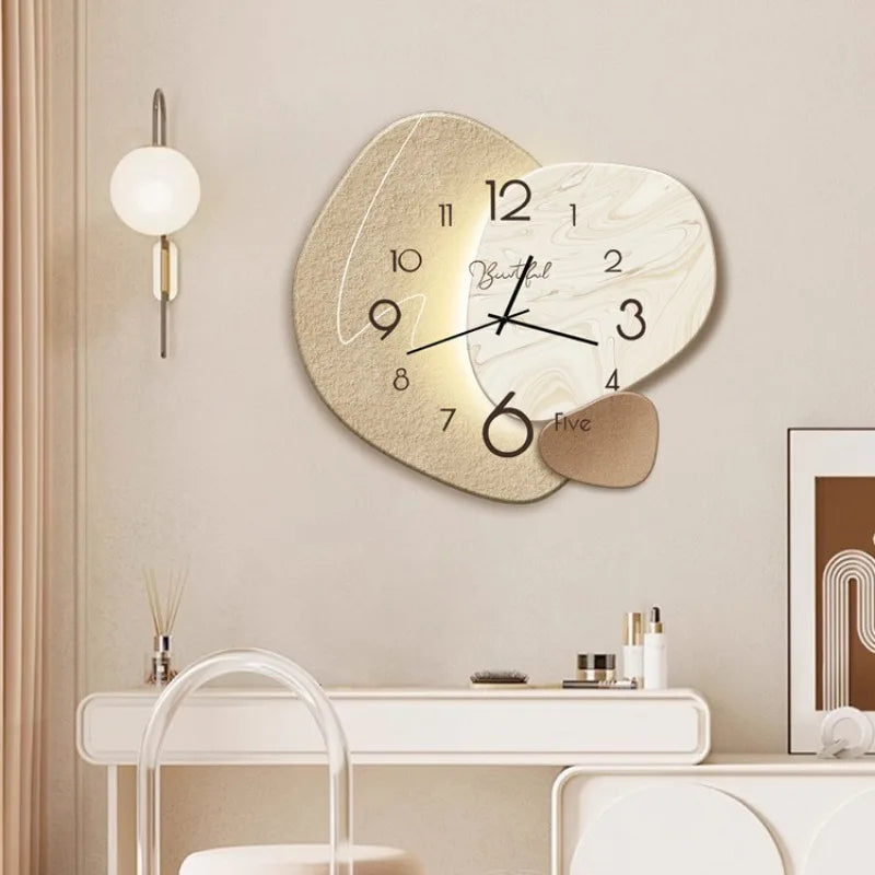 Elegant Vægur med Stilfuldt Design for Moderne Indretning