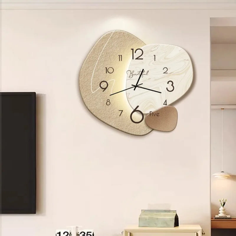 Elegant Vægur med Stilfuldt Design for Moderne Indretning