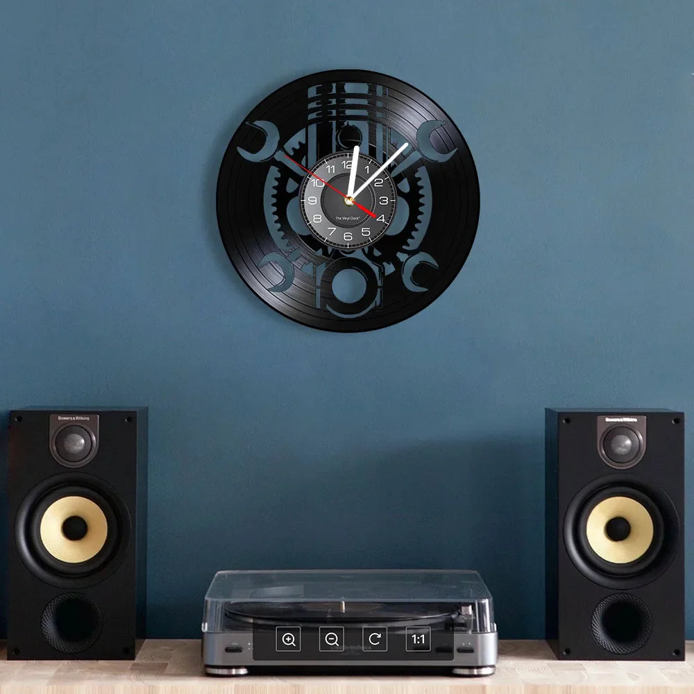 Vintage Vægur i Vinyl med Stilfuldt Værktøjsdesign