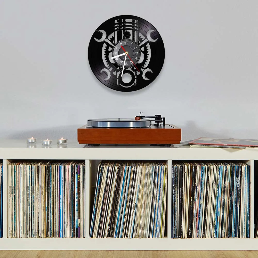 Vintage Vægur i Vinyl med Stilfuldt Værktøjsdesign