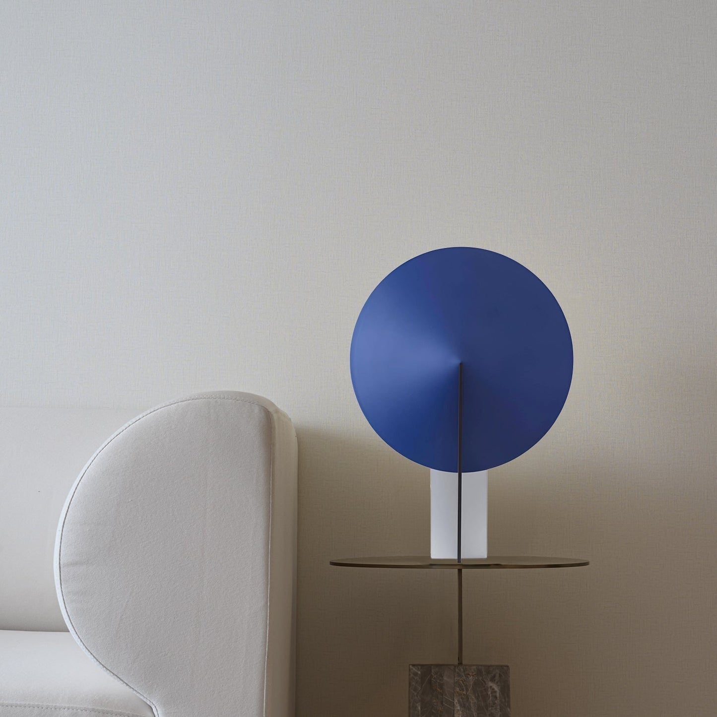 Elegant cirkelformad bordslampa med mjukt, inbjudande sken