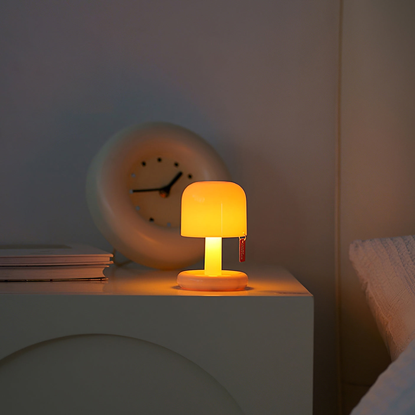 Kompakt LED Bordlampe med Batteri – Bærbar og Stilfuld Belysning