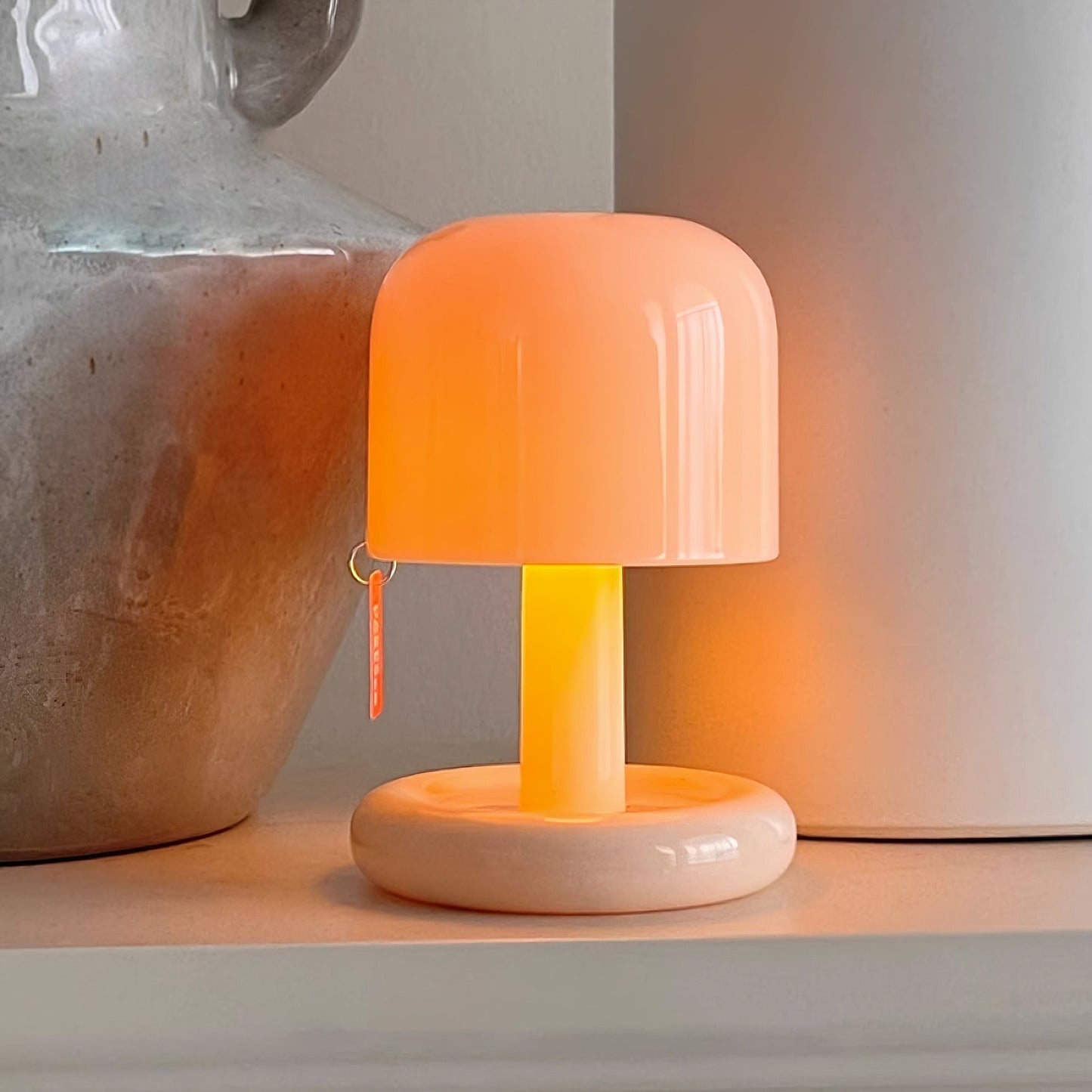 Kompakt LED Bordlampe med Batteri – Bærbar og Stilfuld Belysning