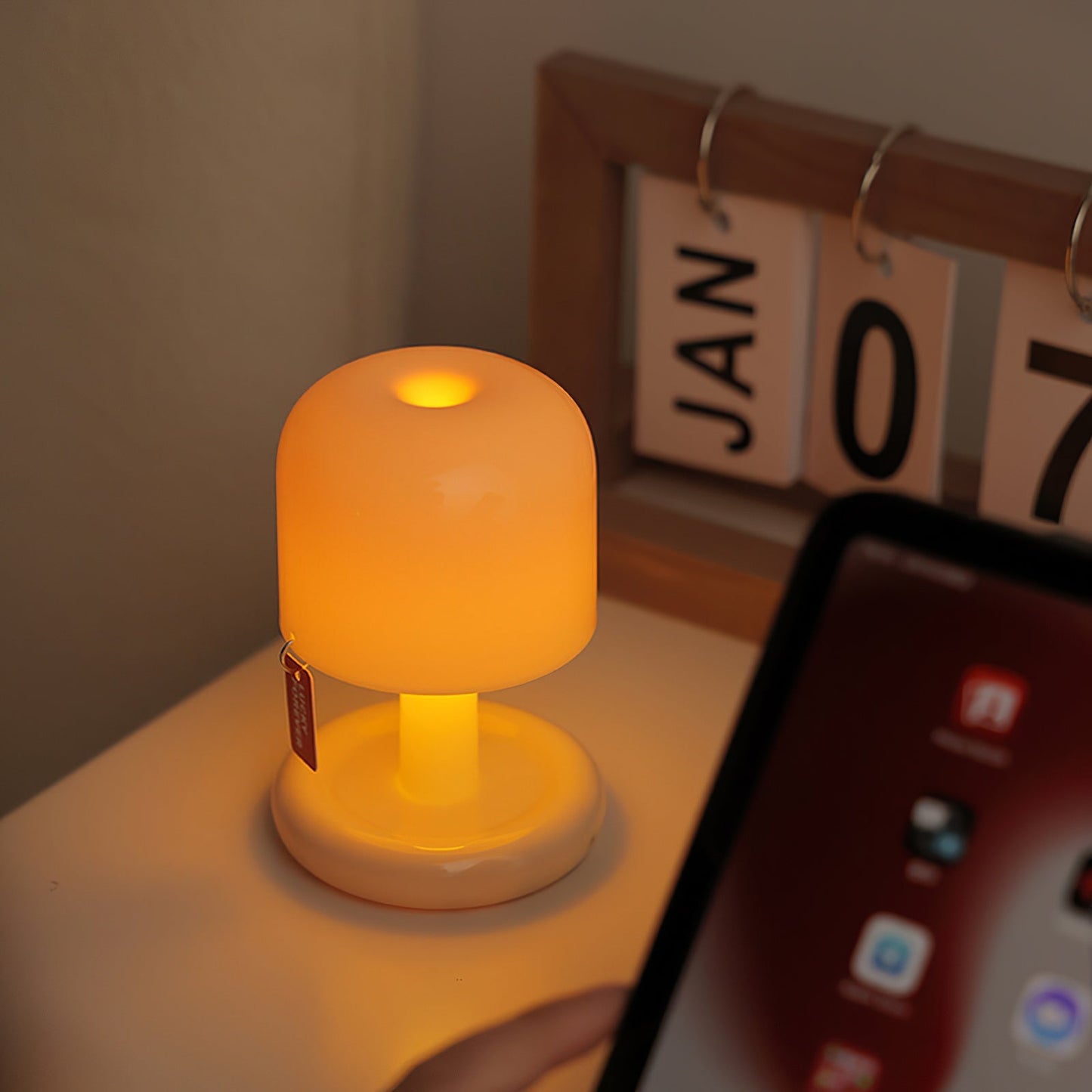 Kompakt LED Bordlampe med Batteri – Bærbar og Stilfuld Belysning