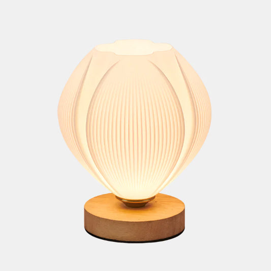 Elegant träbordslampa med lugnande skandinavisk belysning