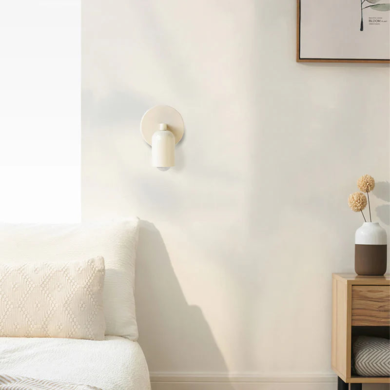 Elegant vägglampa med färgat glas för mys och stil
