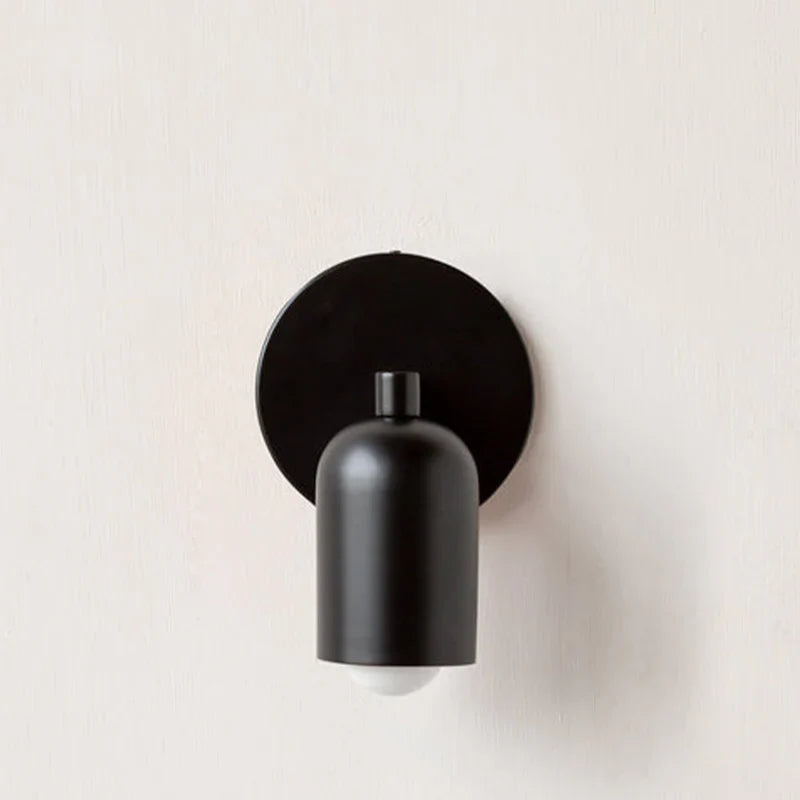 Elegant vägglampa med färgat glas för mys och stil