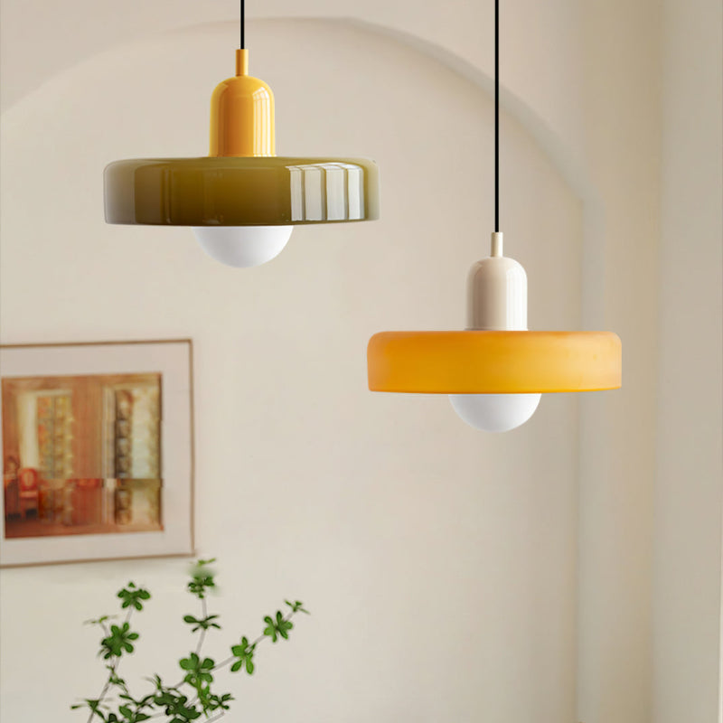 Pendellampa i färgat glas från Bauhaus