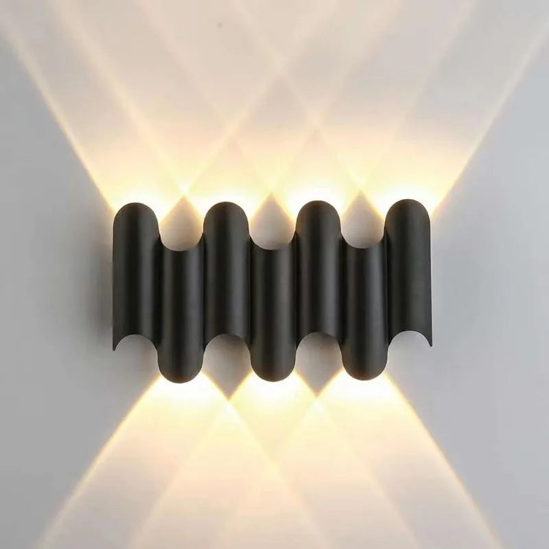 Elegant vågdesignad vägglampa med unik ljusfördelning
