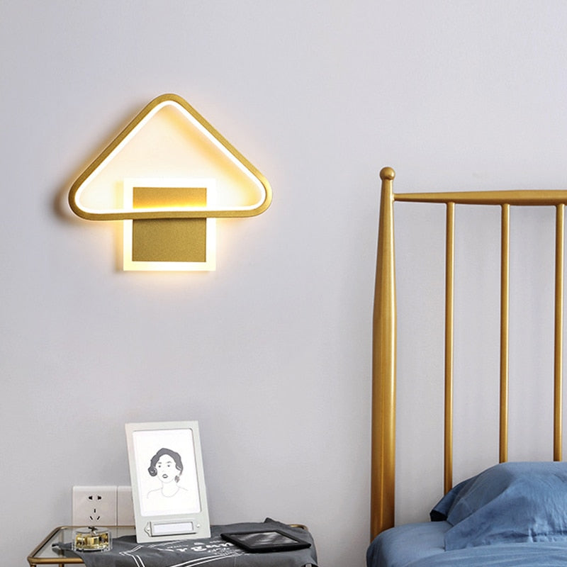 Elegant Geometrisk LED-vägglampa med gyllene finish
