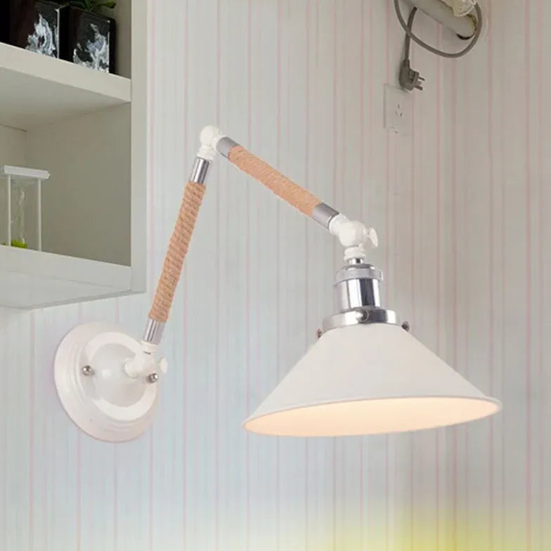 Elegant Vägglampa med Justerbara Armar och Modern Design