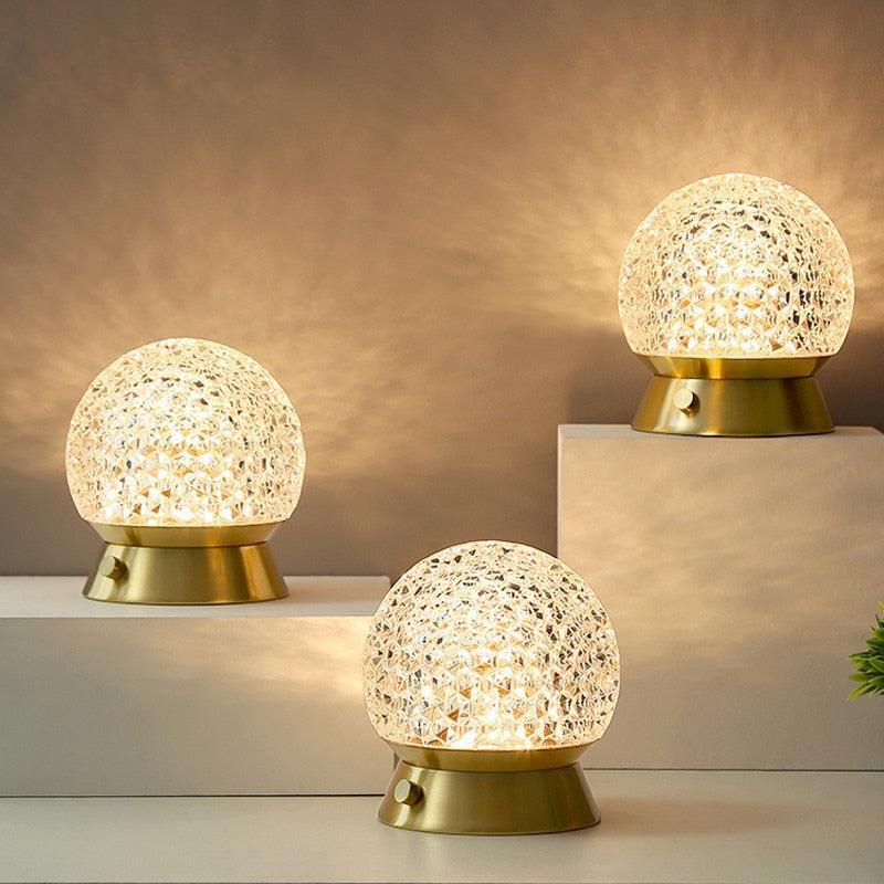 Elegant Trådløs LED Bordlampe med Krystalklar Skærm