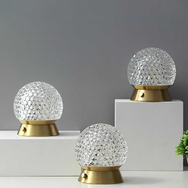 Elegant Trådløs LED Bordlampe med Krystalklar Skærm