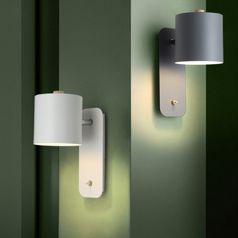 Elegant LED-vägglampa med inbyggd kontakt | Stilfull Belysning