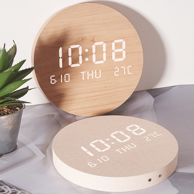 Elegant LED Vægur med Tydeligt Display og Trådløs Komfort