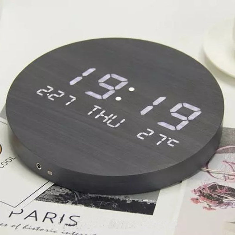 Elegant LED Vægur med Tydeligt Display og Trådløs Komfort