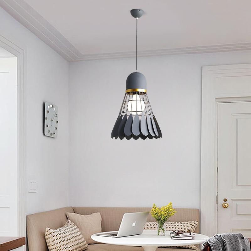 Stilren taklampa med sportig nordisk design