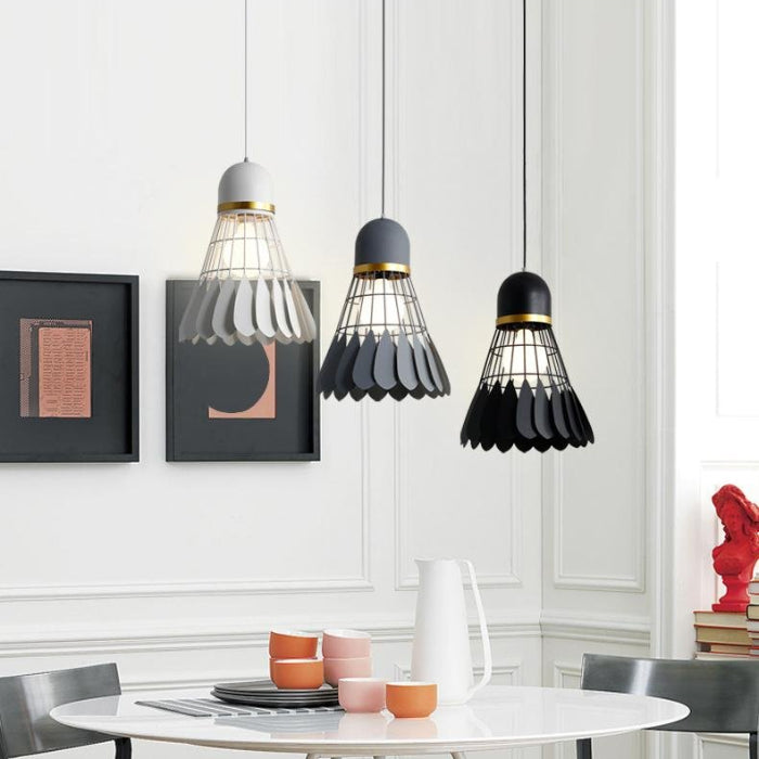 Stilren taklampa med sportig nordisk design