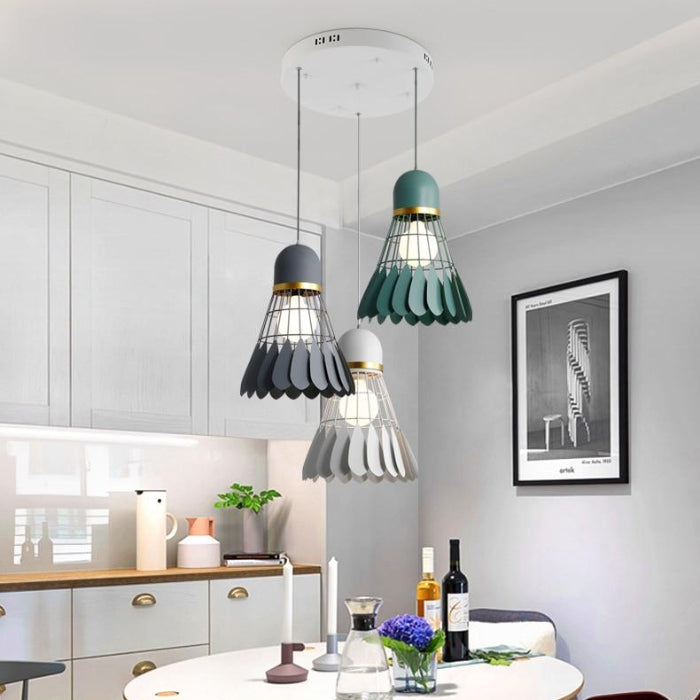 Stilren taklampa med sportig nordisk design