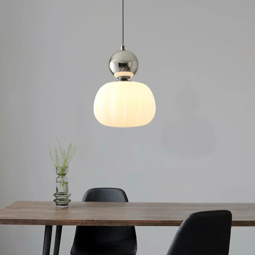 Skandinavisk Træ-Pendel: Blødt Lys & Tidløst Design