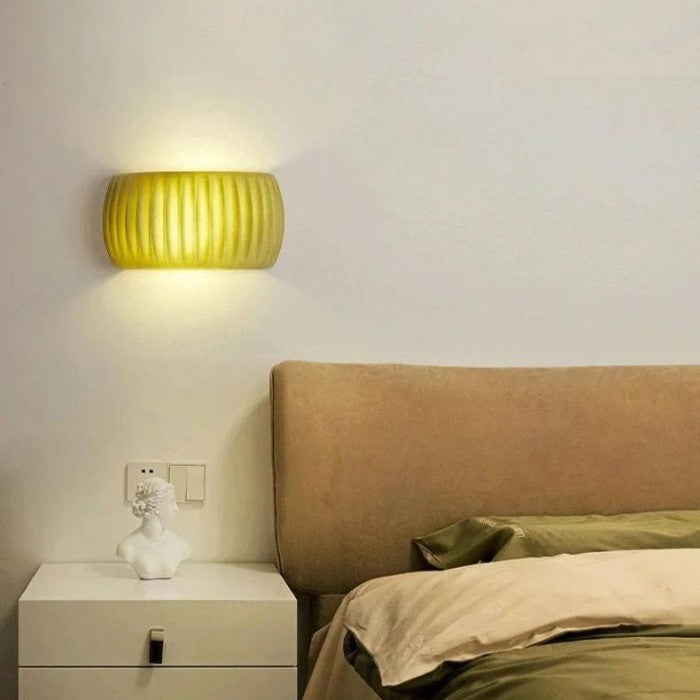 Exklusiv räfflad vägglampa med mjukt, inbjudande ljus