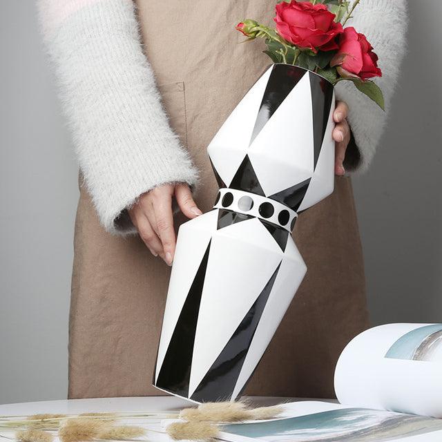 Unik Abstrakt Keramikvase i Sort-Hvid til Moderne Hjem