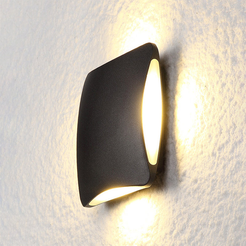 Stilren LED-vägglampa med geometrisk design och mjuk belysning