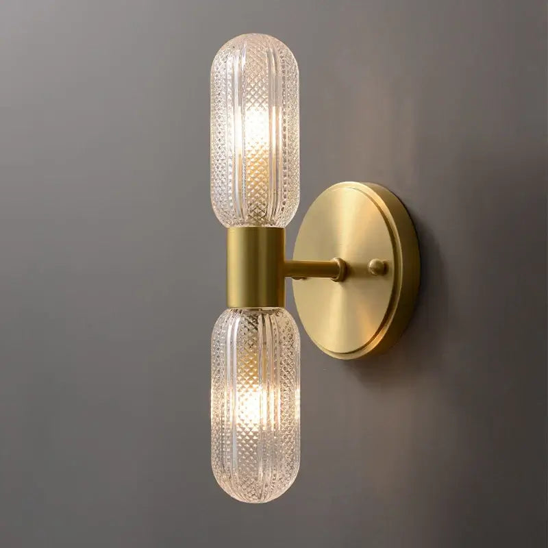Elegant vägglampa i guld – tidlös stil och mjuk belysning