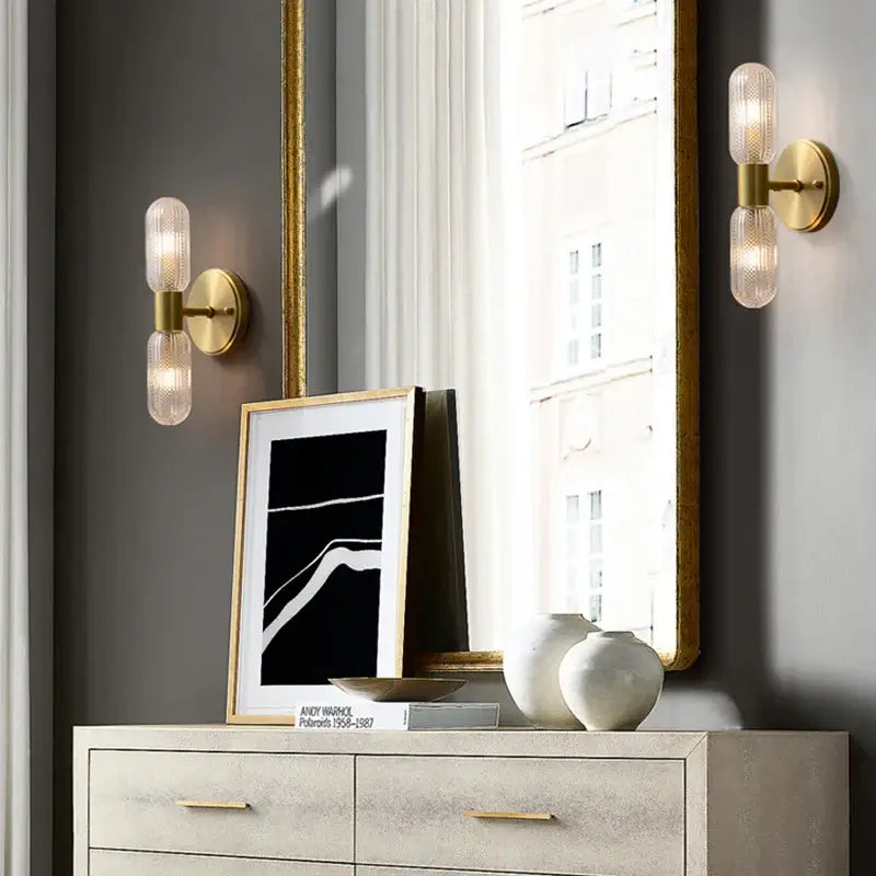 Elegant vägglampa i guld – tidlös stil och mjuk belysning
