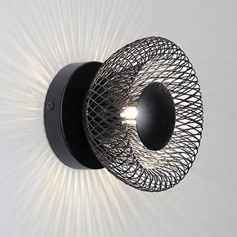 Elegant Vägglampa i Metall för Stilfullt och Platsbesparande Ljus