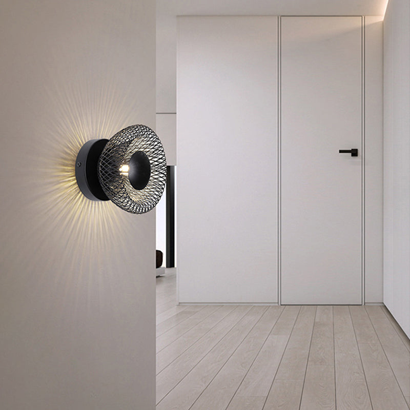 Elegant Vägglampa i Metall för Stilfullt och Platsbesparande Ljus