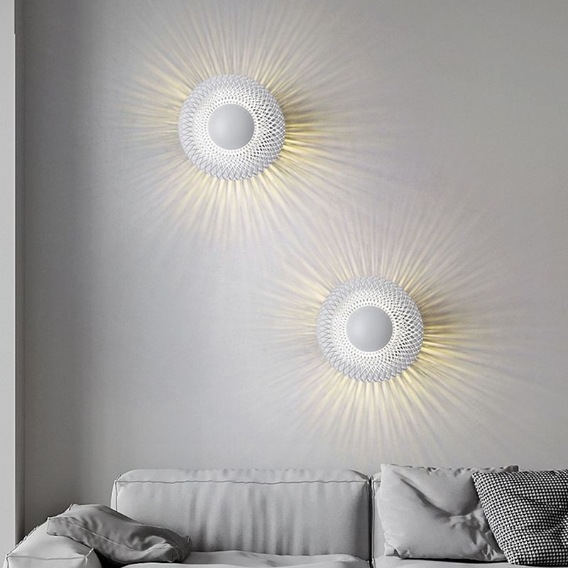 Elegant Vägglampa i Metall för Stilfullt och Platsbesparande Ljus