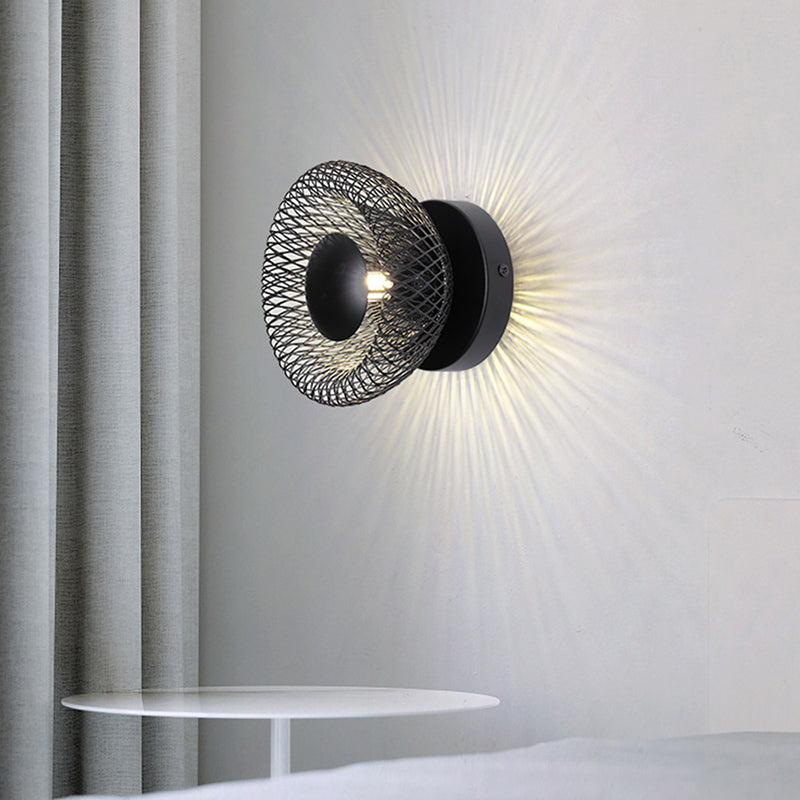 Elegant Vägglampa i Metall för Stilfullt och Platsbesparande Ljus