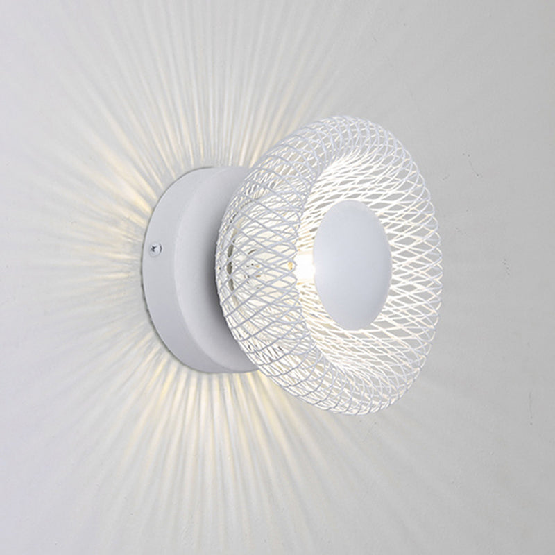Elegant Vägglampa i Metall för Stilfullt och Platsbesparande Ljus