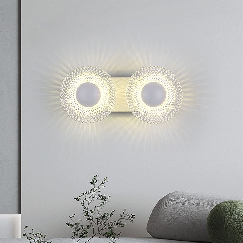 Elegant Vägglampa i Metall för Stilfullt och Platsbesparande Ljus