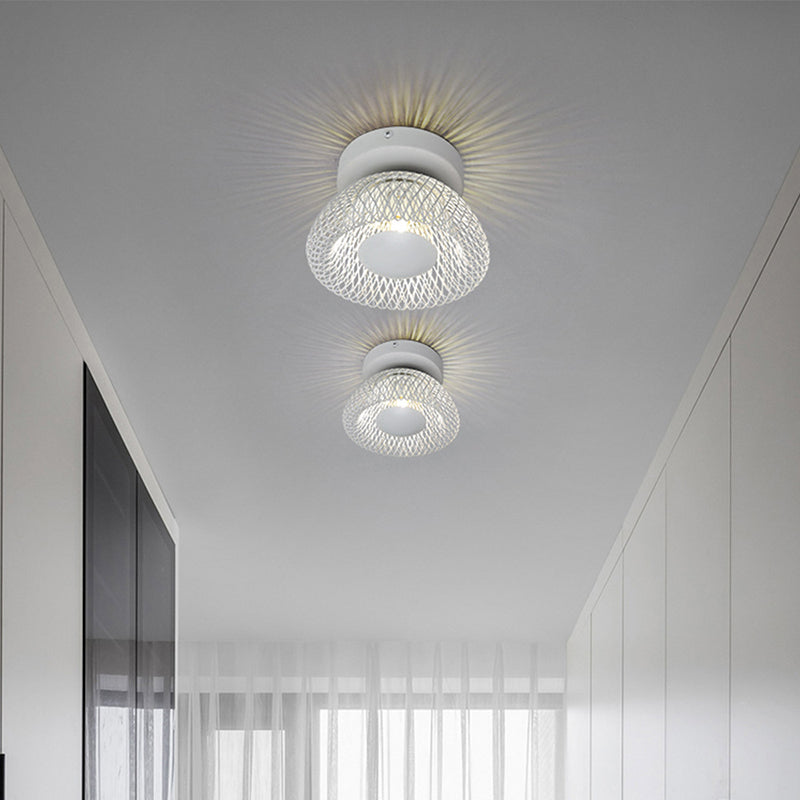 Elegant Vägglampa i Metall för Stilfullt och Platsbesparande Ljus