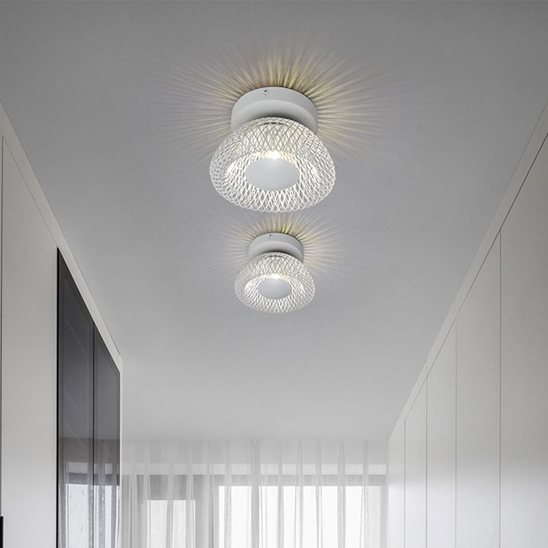 Elegant Vägglampa i Metall för Stilfullt och Platsbesparande Ljus