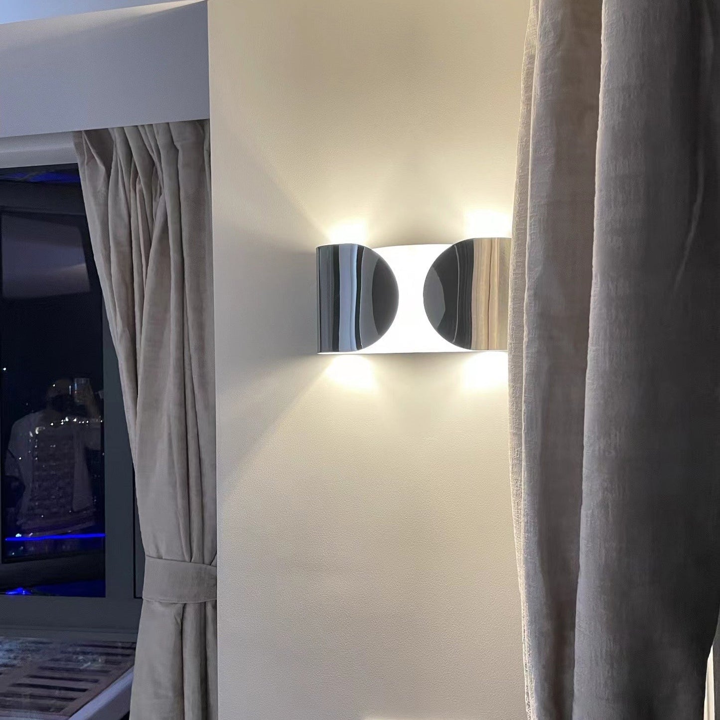 Elegant Vägglampa i Aluminium med Stämningsfull Belysning