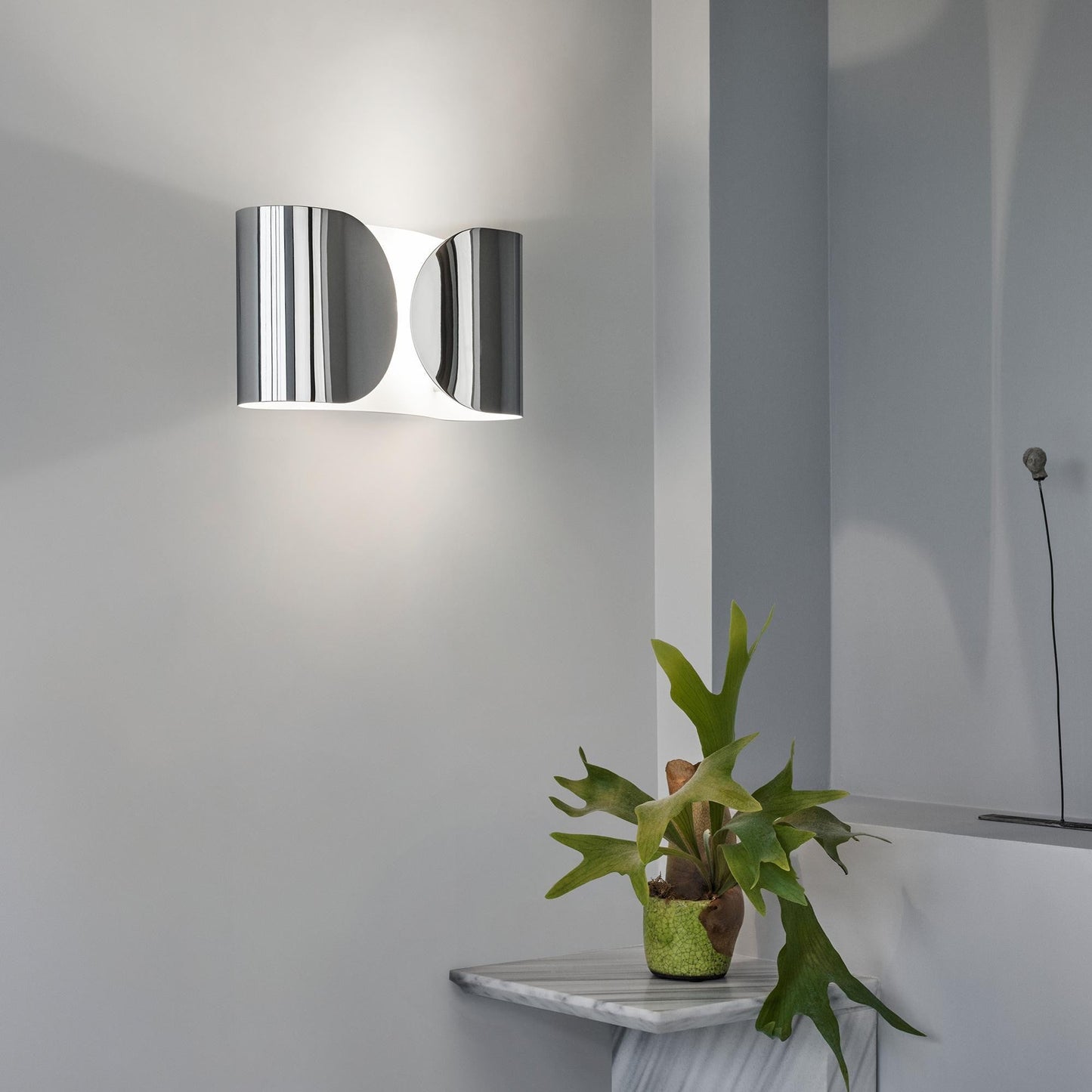 Elegant Vägglampa i Aluminium med Stämningsfull Belysning