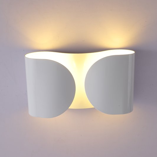 Elegant Vägglampa i Aluminium med Stämningsfull Belysning
