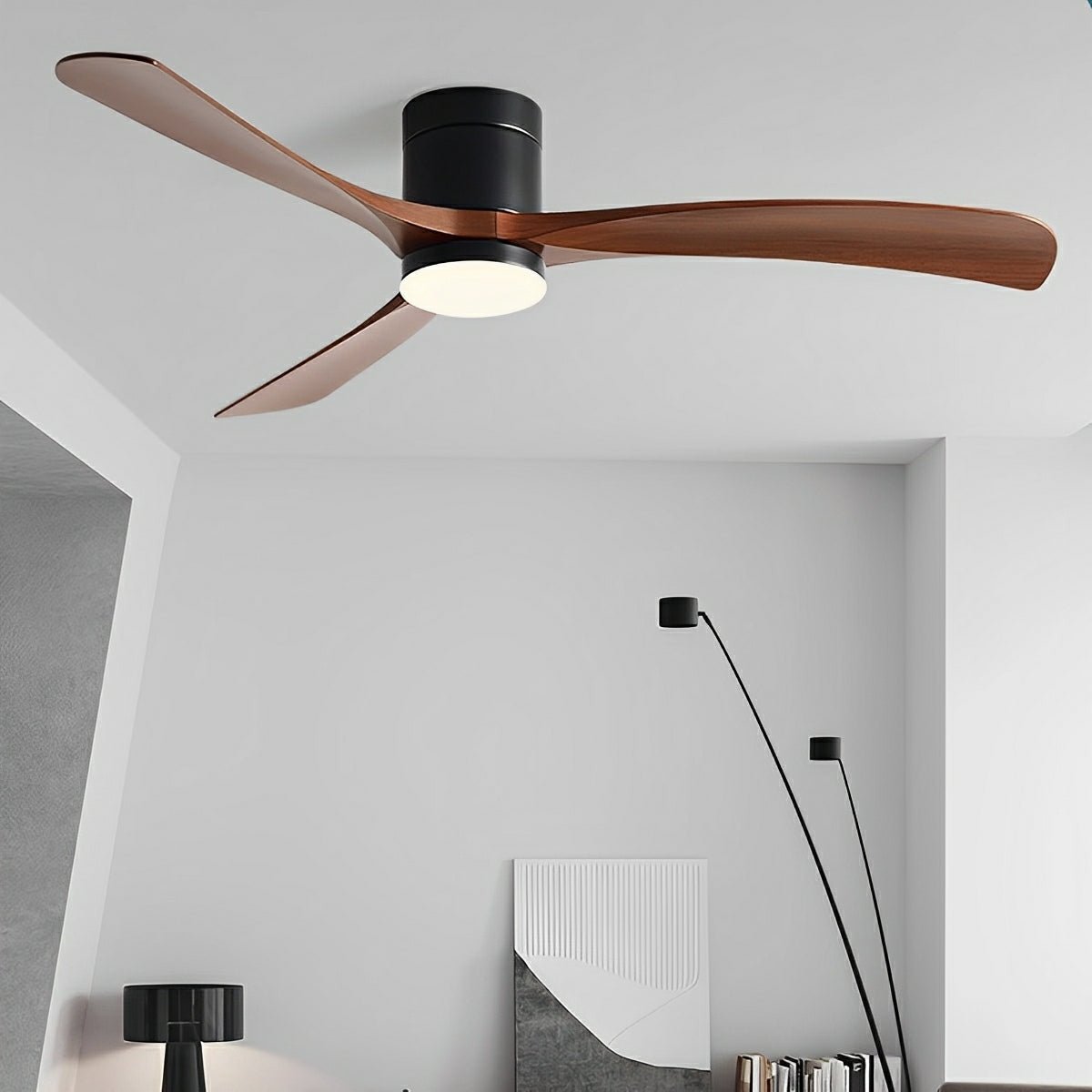 Stilren takfläkt med tyst drift och LED-lampa