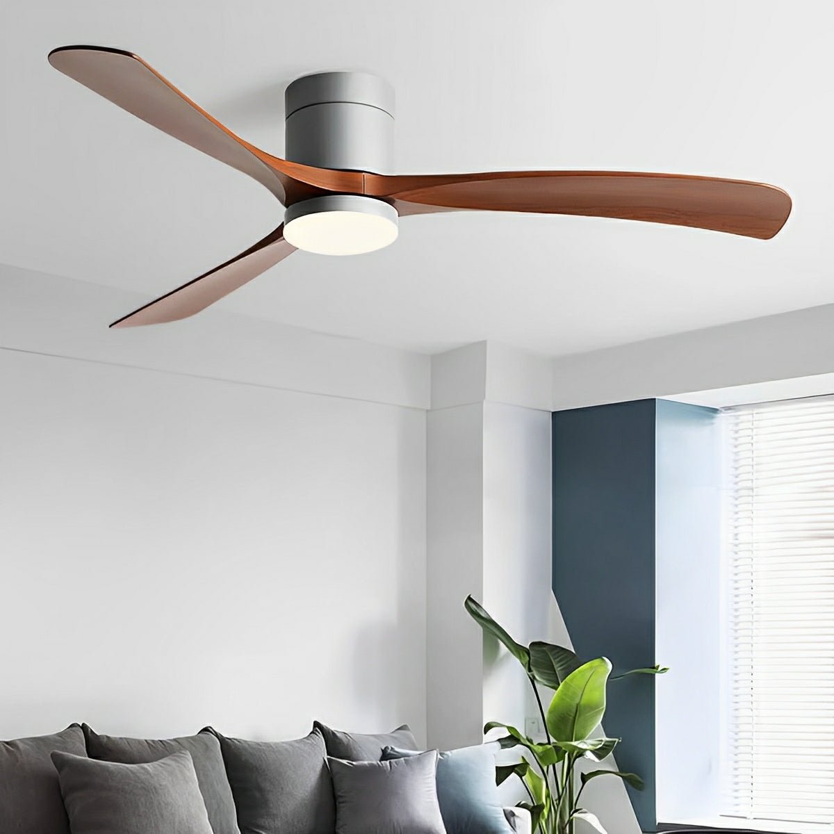 Stilren takfläkt med tyst drift och LED-lampa