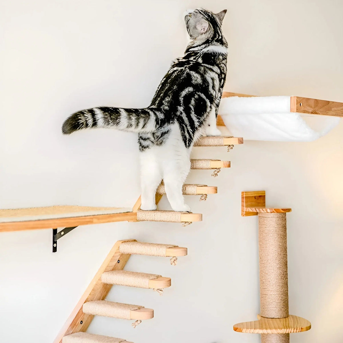 Klövmöbel till katter med klöspelare