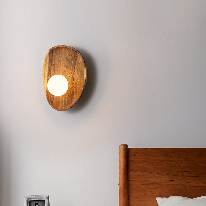 Elegant vägglampa i trä med energieffektiv LED-belysning