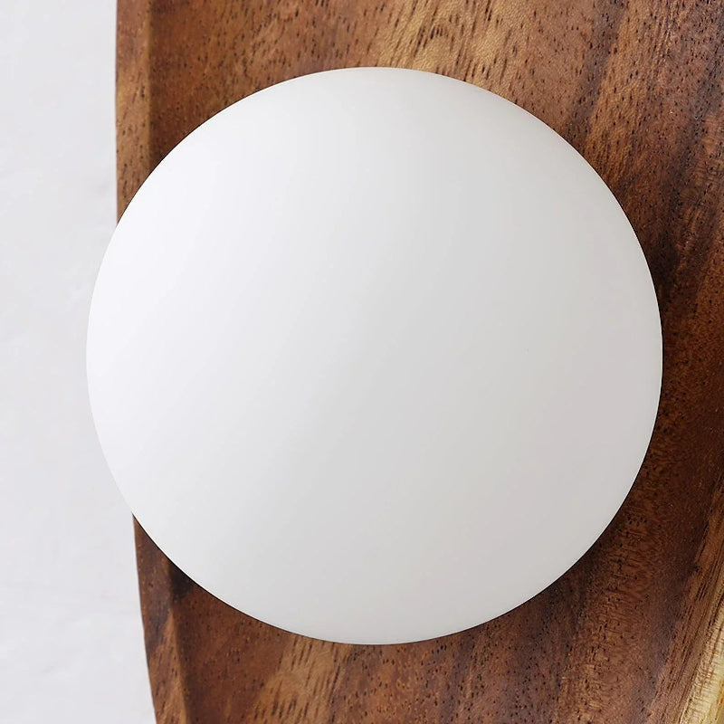 Elegant vägglampa i trä med energieffektiv LED-belysning
