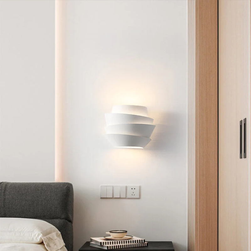 Nordisk Vägglampa med Dubbelt Ljus för Stilfull Mysighet