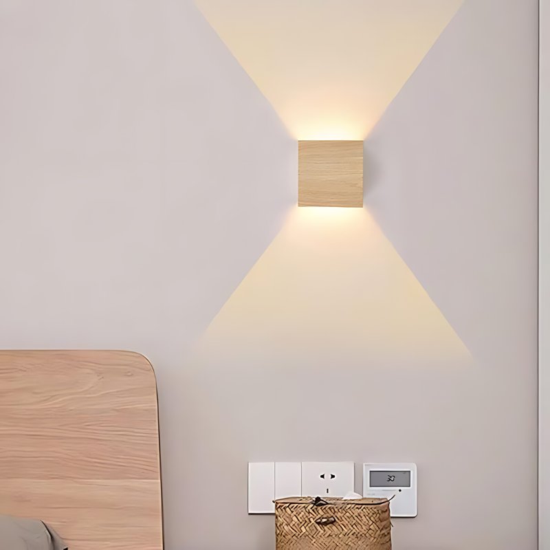 Snygg vägglampa i trä för ett inbjudande hem